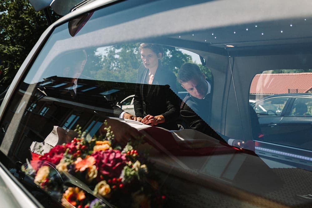 Evelien door de ruit van de rouwauto