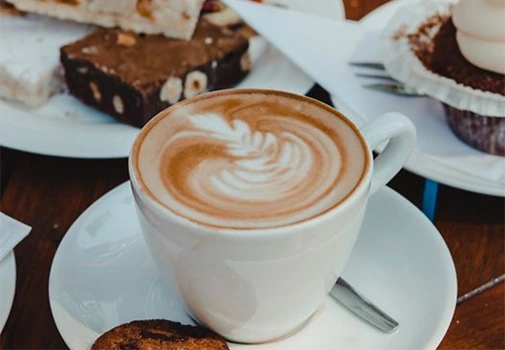 kopje koffie en een dessert