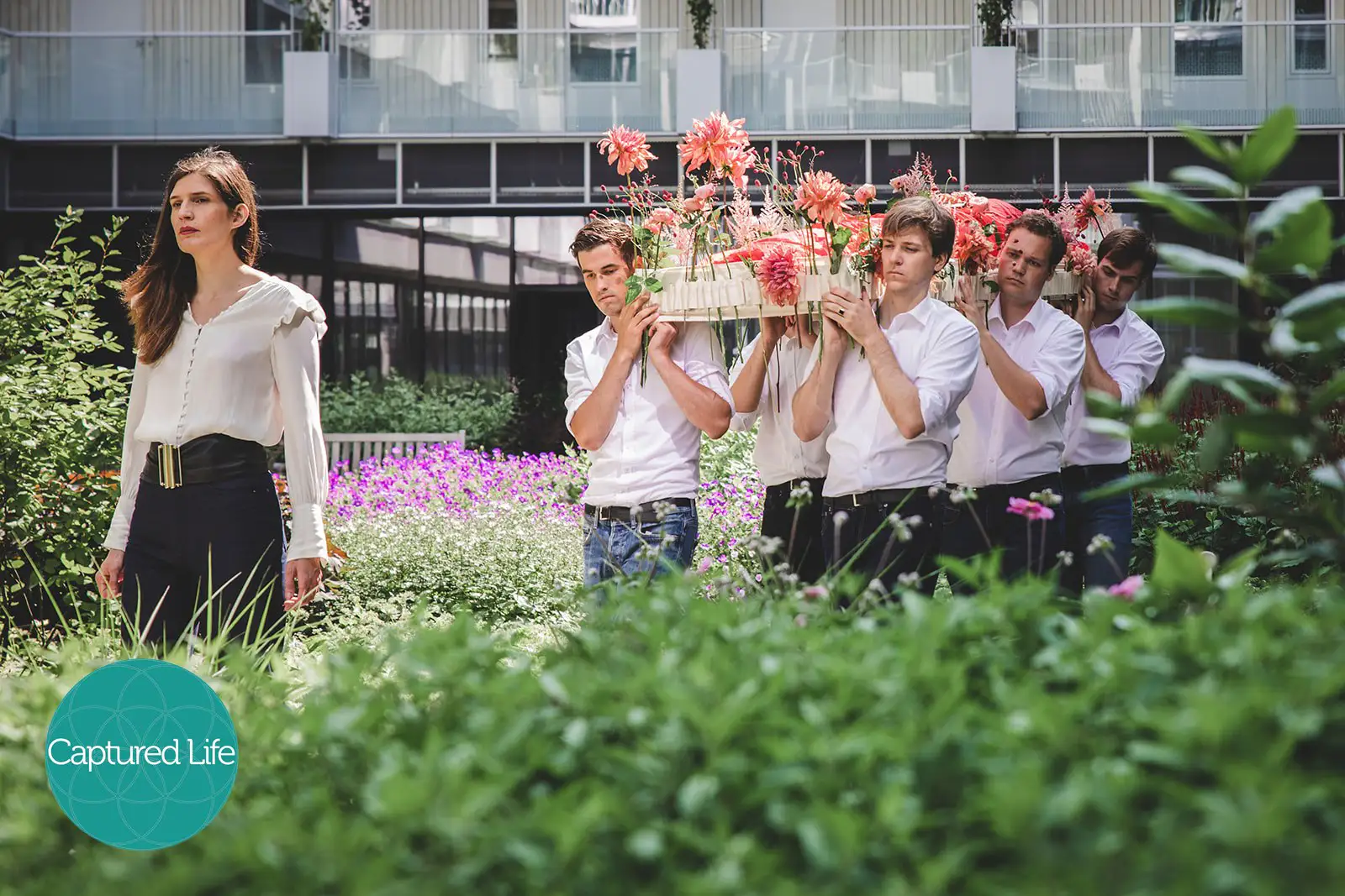 mensen die een doodskist dragen