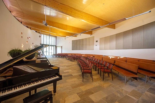 ruimte met piano en stoellen