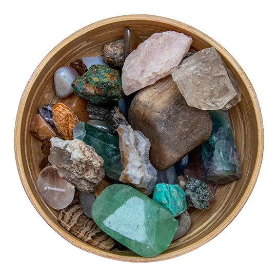 schaal met stenen kristallen